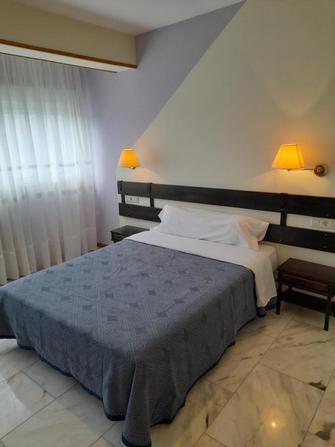 Hotel Os Carballos Sigueiro Exterior photo