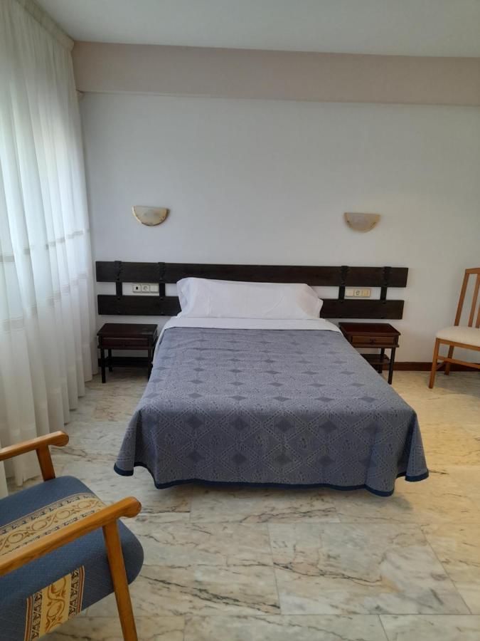 Hotel Os Carballos Sigueiro Exterior photo